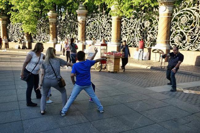 Hành động khiến các quý ông không nhịn nổi... cười-8