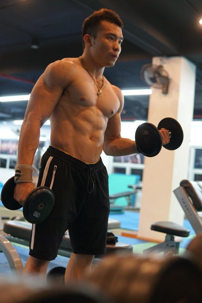 Từ chàng trai cò hương đến HLV sở hữu cơ bụng 6 múi-1