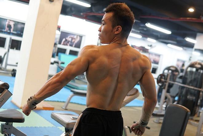 Từ chàng trai cò hương đến HLV sở hữu cơ bụng 6 múi-3