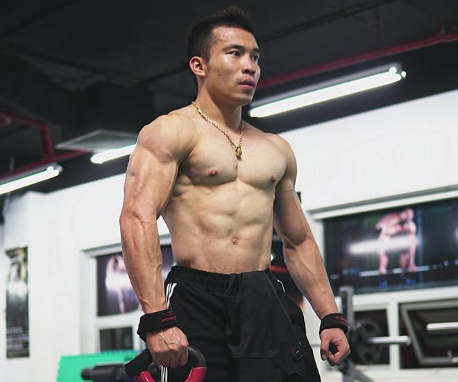 Từ chàng trai cò hương đến HLV sở hữu cơ bụng 6 múi-6