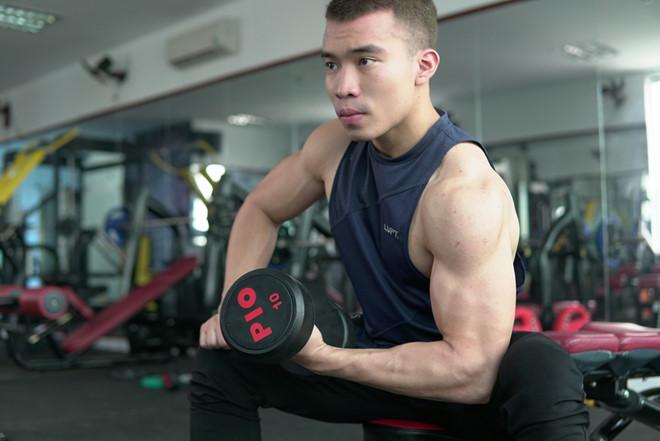 Từ chàng trai cò hương đến HLV sở hữu cơ bụng 6 múi-8