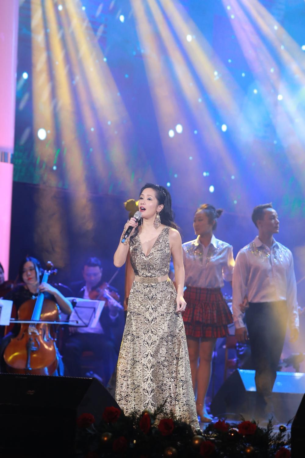 Bị Diva Hồng Nhung bóc mẽ, MC Xuân Bắc chỉ biết xua tay cười trừ-1