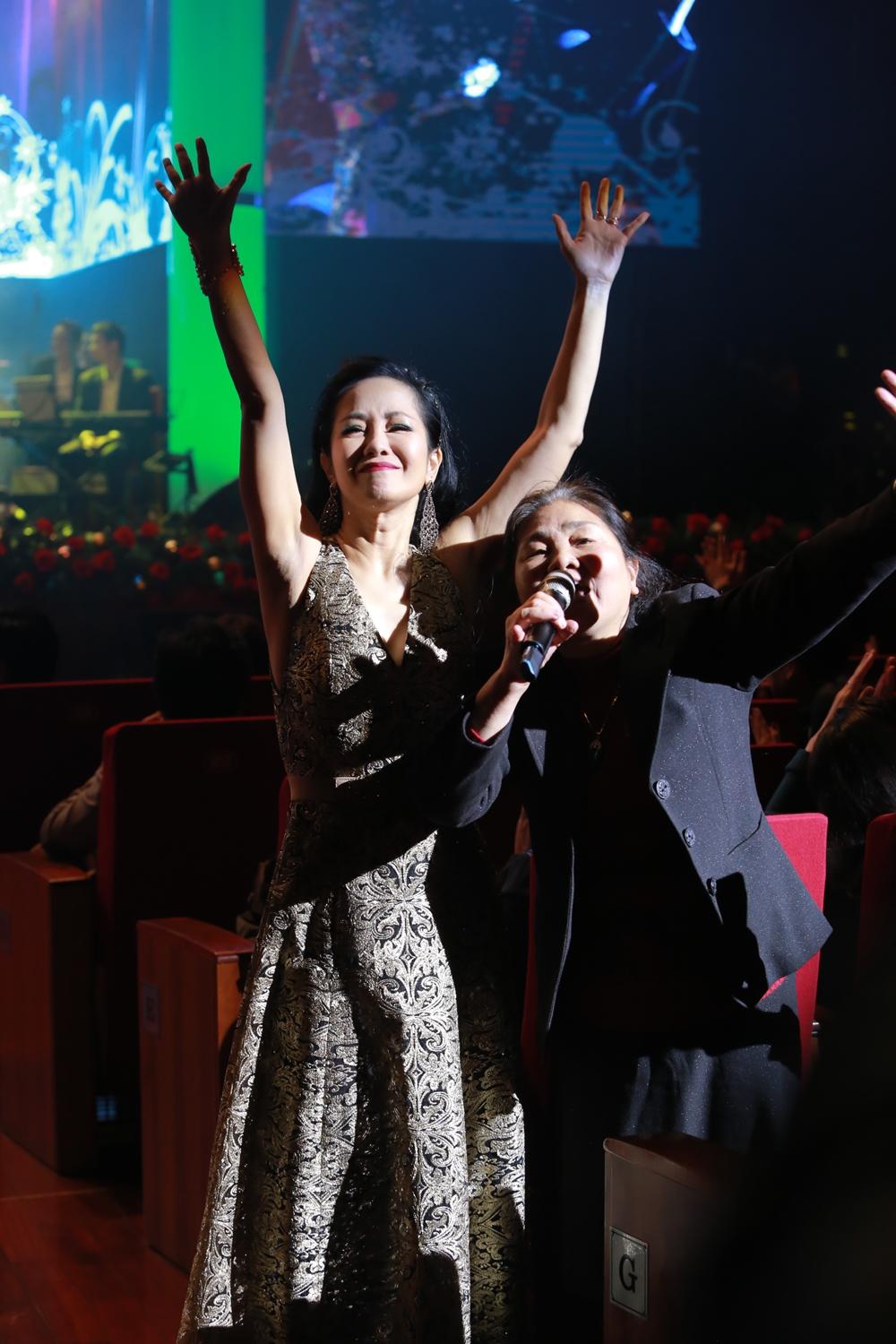 Bị Diva Hồng Nhung bóc mẽ, MC Xuân Bắc chỉ biết xua tay cười trừ-2