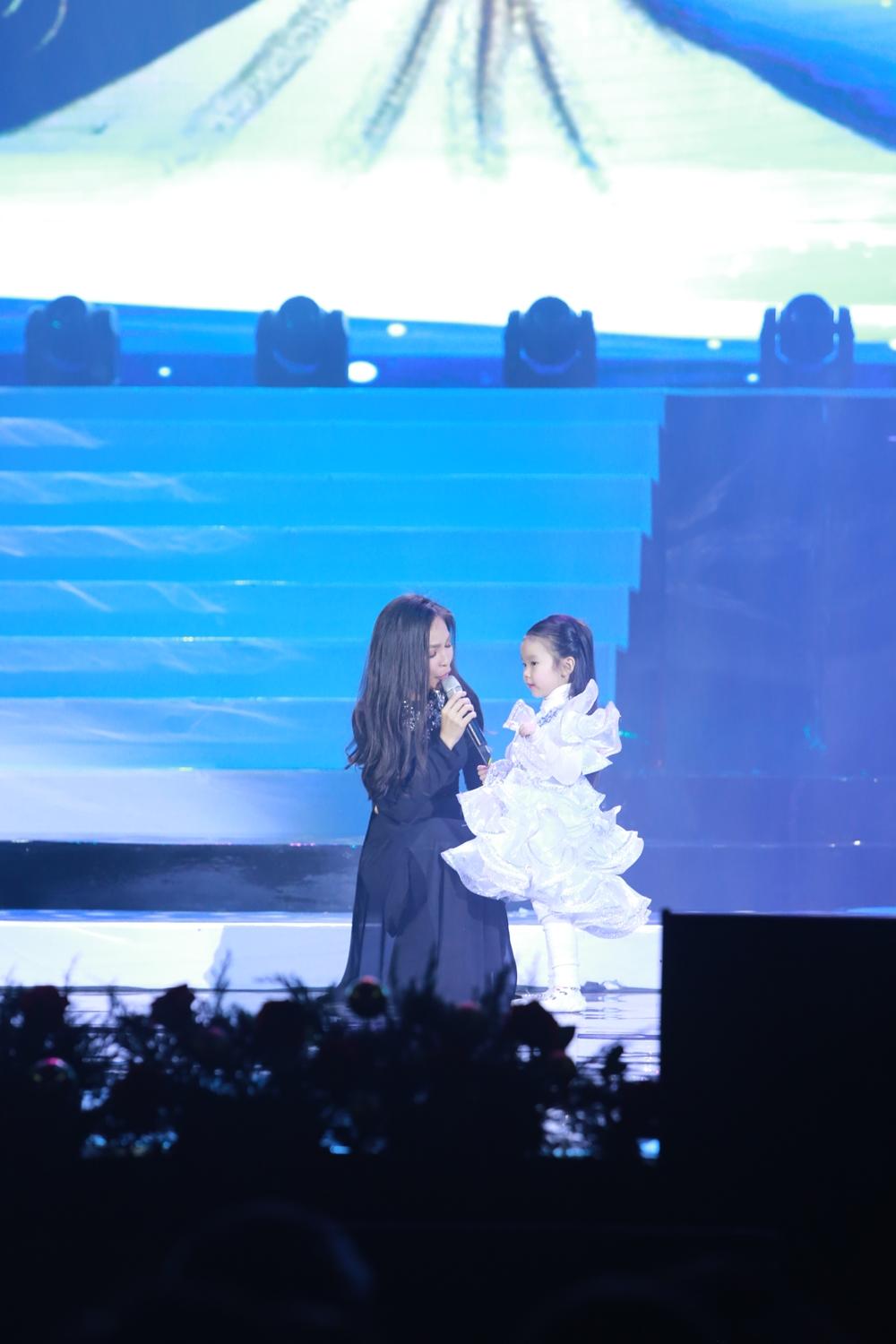 Bị Diva Hồng Nhung bóc mẽ, MC Xuân Bắc chỉ biết xua tay cười trừ-9