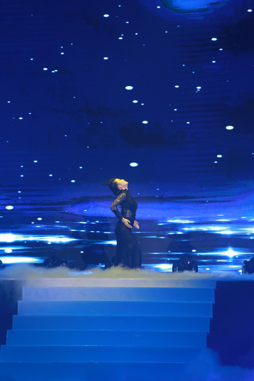 Bị Diva Hồng Nhung bóc mẽ, MC Xuân Bắc chỉ biết xua tay cười trừ-11