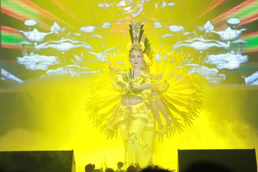 Bị Diva Hồng Nhung bóc mẽ, MC Xuân Bắc chỉ biết xua tay cười trừ-12