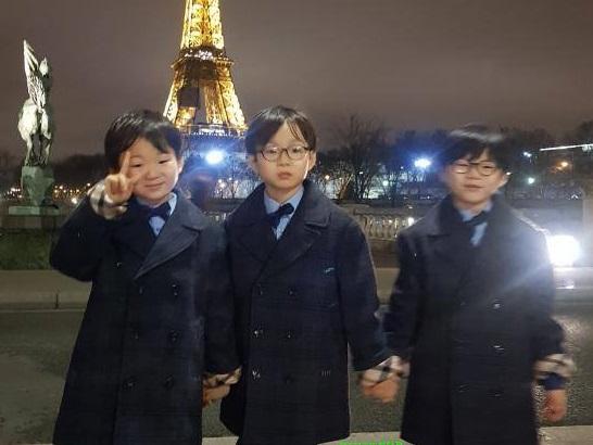 Sao Hàn 25/12: Song Joong Ki và Song Hye Kyo bị chụp ảnh vui vẻ đêm giáng sinh-10