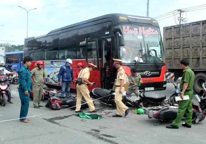 Ôtô khách tông gần chục xe dừng đèn đỏ ở Sài Gòn-2