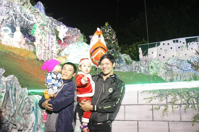 Người dân nườm nượp đón Noel trong thời tiết se lạnh, mưa nhỏ-10