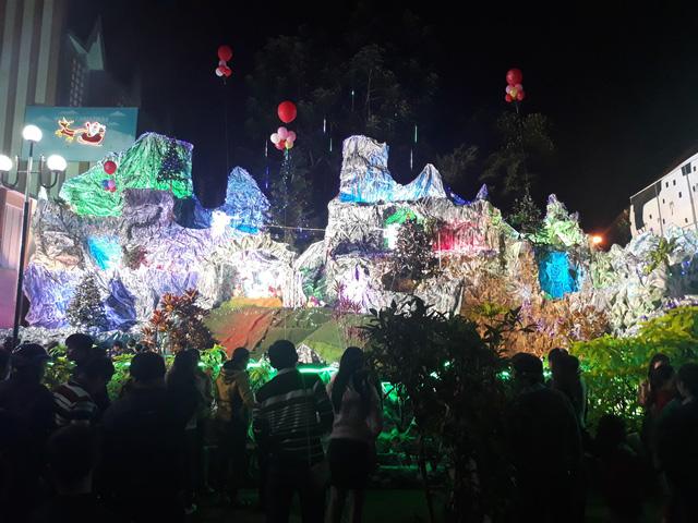 Người dân nườm nượp đón Noel trong thời tiết se lạnh, mưa nhỏ-9