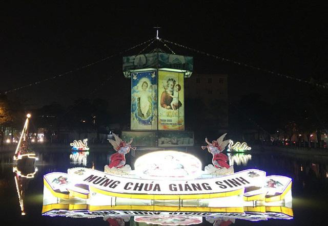 Người dân nườm nượp đón Noel trong thời tiết se lạnh, mưa nhỏ-5