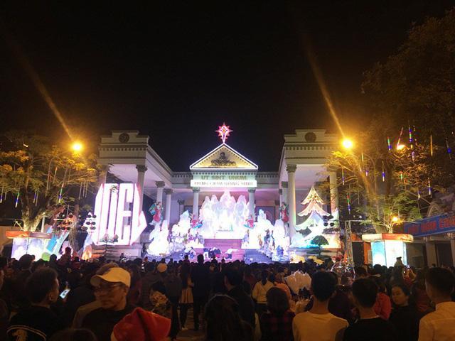 Người dân nườm nượp đón Noel trong thời tiết se lạnh, mưa nhỏ-6