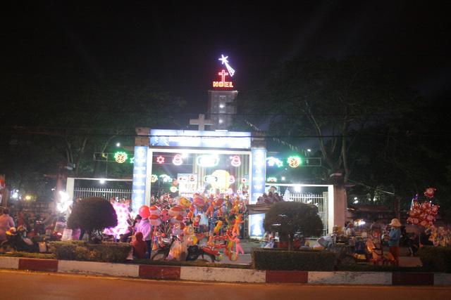 Người dân nườm nượp đón Noel trong thời tiết se lạnh, mưa nhỏ-7