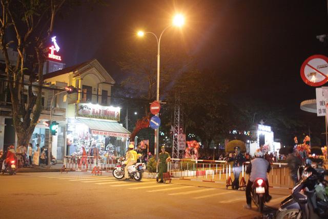 Người dân nườm nượp đón Noel trong thời tiết se lạnh, mưa nhỏ-8