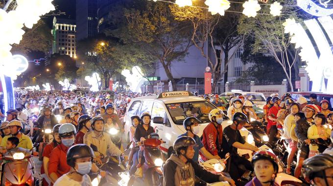 Đón Giáng sinh ở trung tâm Sài Gòn-1