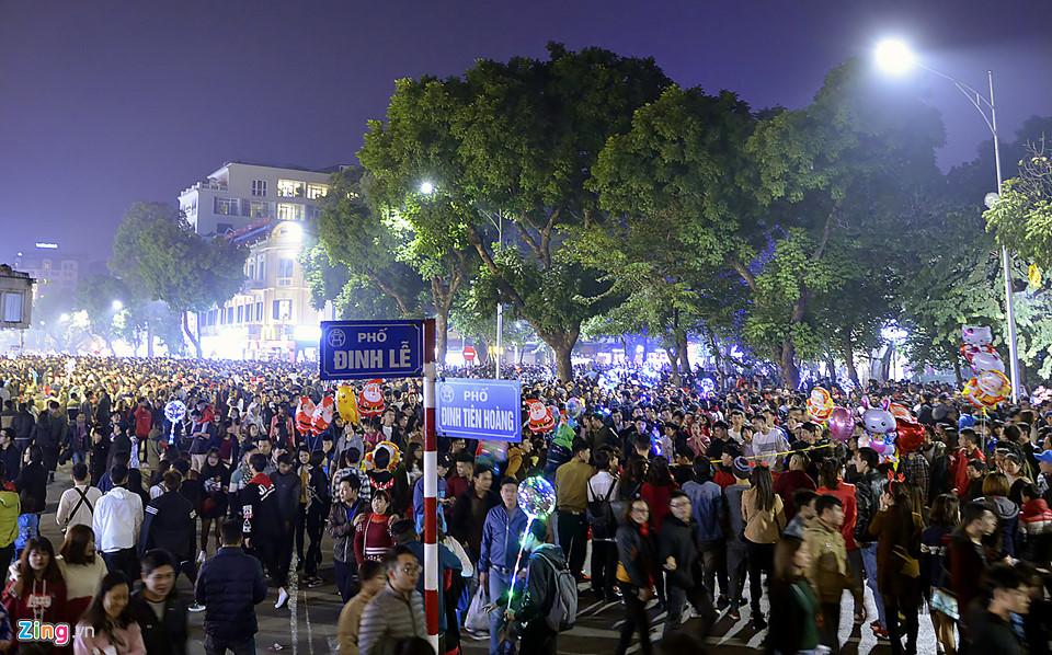 Trèo cây, giẫm đạp bồn hoa xem ca nhạc đêm Noel-1