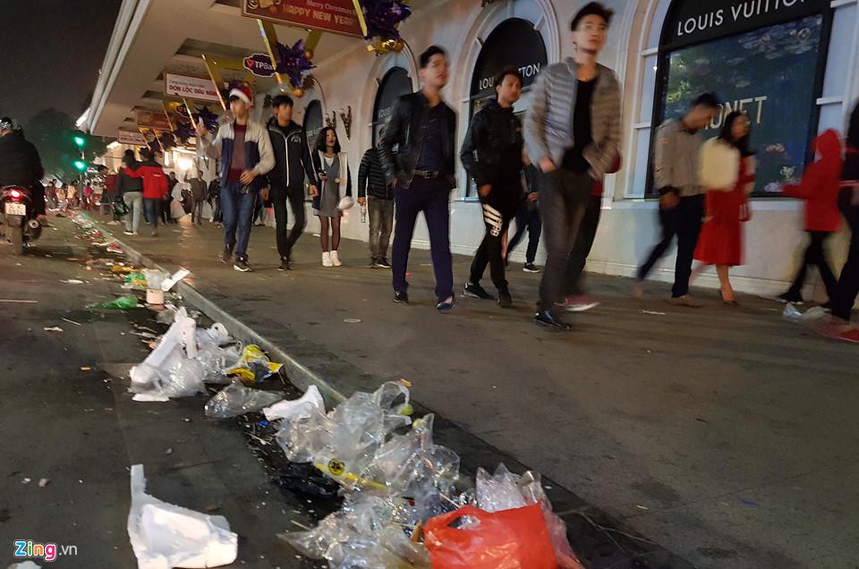 Trèo cây, giẫm đạp bồn hoa xem ca nhạc đêm Noel-12