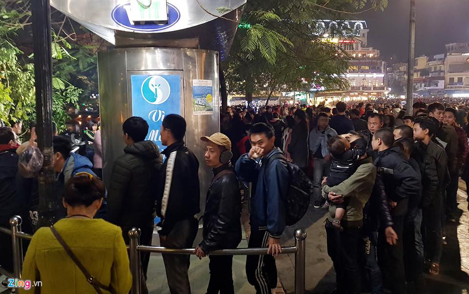 Trèo cây, giẫm đạp bồn hoa xem ca nhạc đêm Noel-13