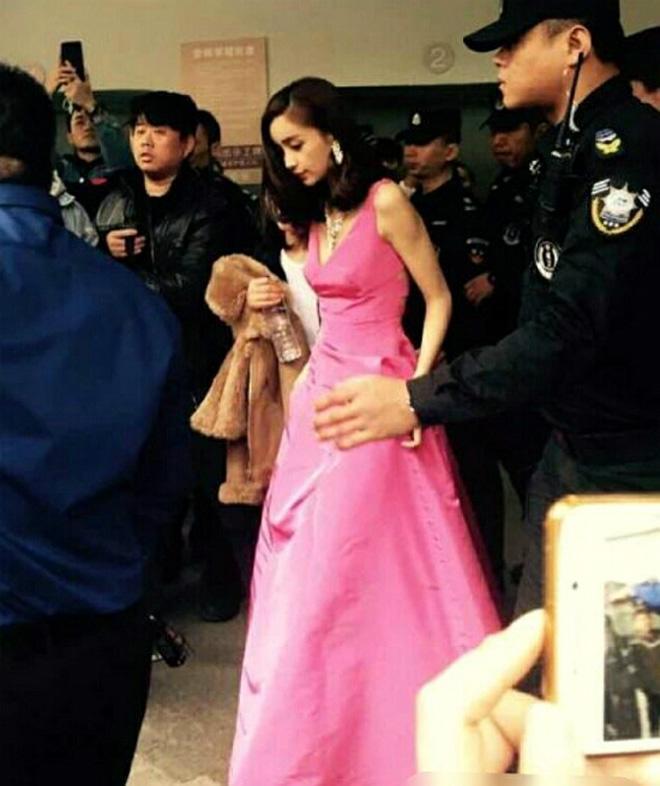 Angela Baby gầy trơ xương lại còn nghiện váy bó khiến người hâm mộ nhìn mà xót xa-4