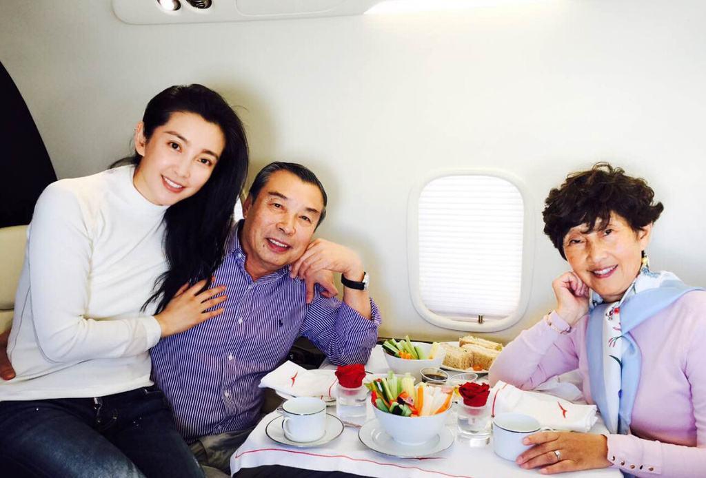 Bất ngờ với ngoại hình phong độ, điển trai của phụ thân dàn sao Hoa ngữ đình đám-11