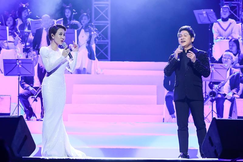 Tùng Dương đeo cánh thiên thần thể hiện Hai mùa Noel đáp trả nghi vấn không biết hát Bolero-8