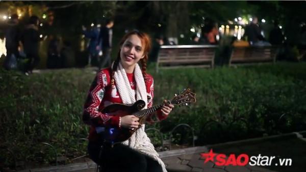 Clip: Cô gái nước ngoài solo đàn ukulele ‘cực chất’ trong đêm Giáng sinh-1