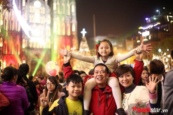 Clip: Cô gái nước ngoài solo đàn ukulele ‘cực chất’ trong đêm Giáng sinh-2