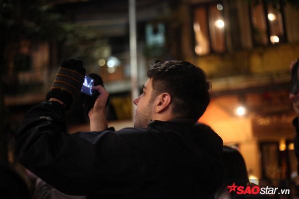 Clip: Cô gái nước ngoài solo đàn ukulele ‘cực chất’ trong đêm Giáng sinh-5