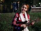 Clip: Cô gái nước ngoài solo đàn ukulele ‘cực chất’ trong đêm Giáng sinh