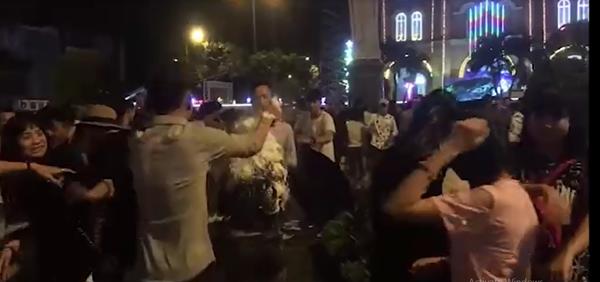 Nhóm thanh niên gây bức xúc khi mang bọt tuyết trắng xịt thẳng mặt người đi đường-2