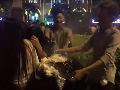 Nhóm thanh niên gây bức xúc khi mang bọt tuyết trắng xịt thẳng mặt người đi đường