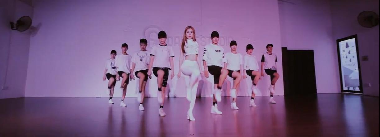 Chi Pu diện croptop ôm sát khoe đường cong trong dance MV Talk to me-1