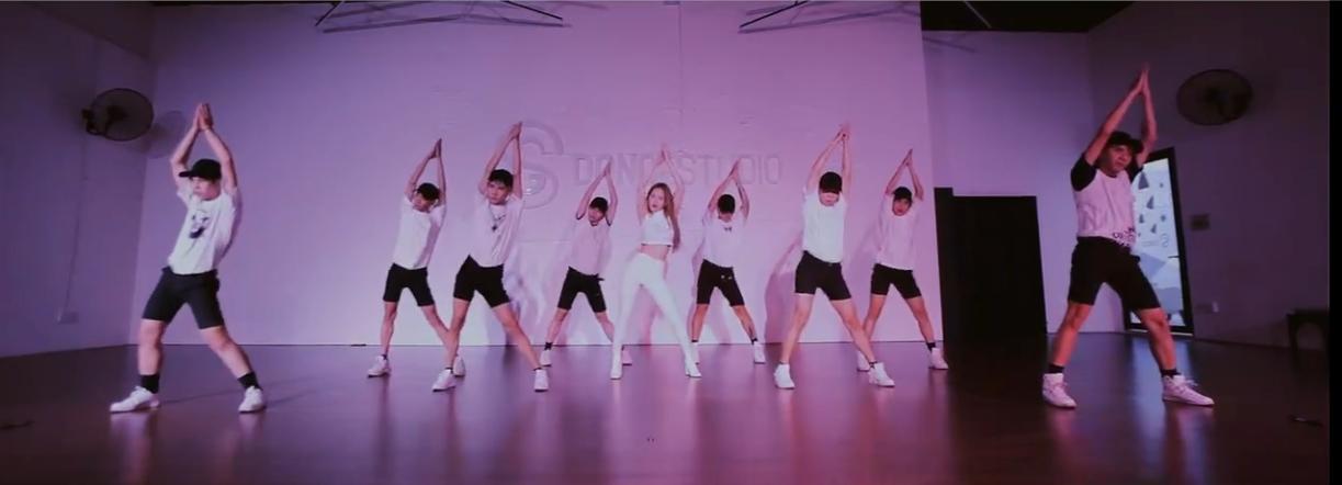 Chi Pu diện croptop ôm sát khoe đường cong trong dance MV Talk to me-2