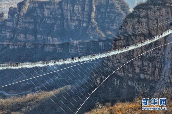 Cầu kính mới dài nhất thế giới ở Trung Quốc-1