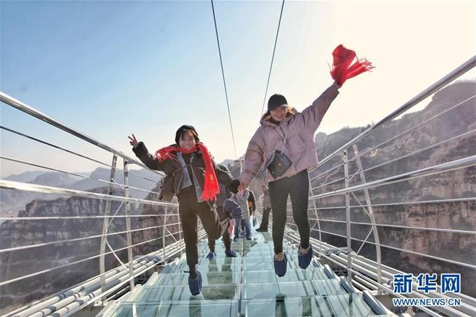 Cầu kính mới dài nhất thế giới ở Trung Quốc-2