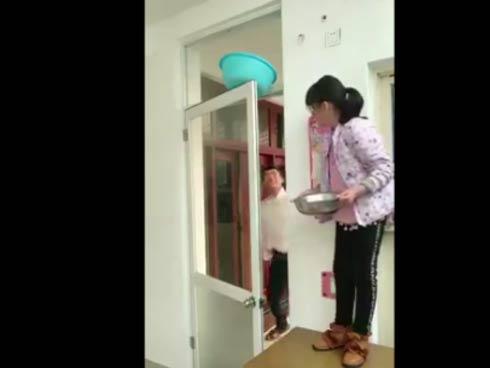 Phì cười với clip em gái trả đũa 'troll' anh trai siêu lầy