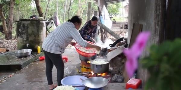 Tình người trong cơn bão Tembin: Người dân được ăn cơm miễn phí, vào khách sạn trú ẩn-5