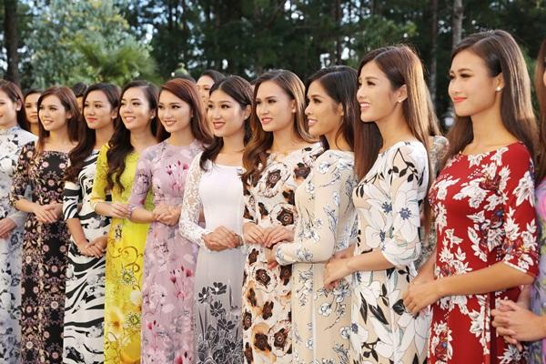 Dàn thí sinh Hoa hậu Hoàn vũ kẻ chín người mười khi khoe sắc với áo dài nền nã-1