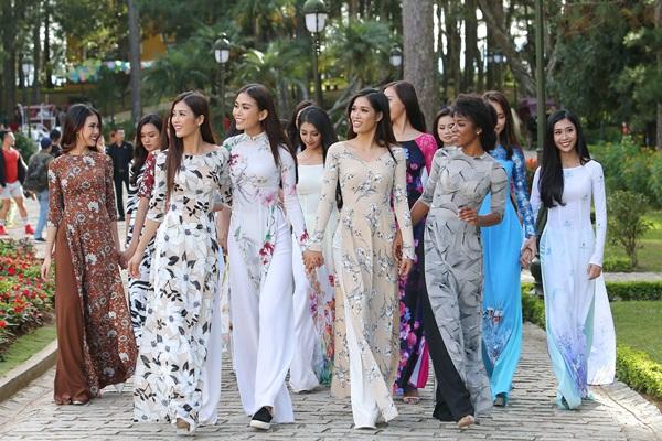 Dàn thí sinh Hoa hậu Hoàn vũ kẻ chín người mười khi khoe sắc với áo dài nền nã-2
