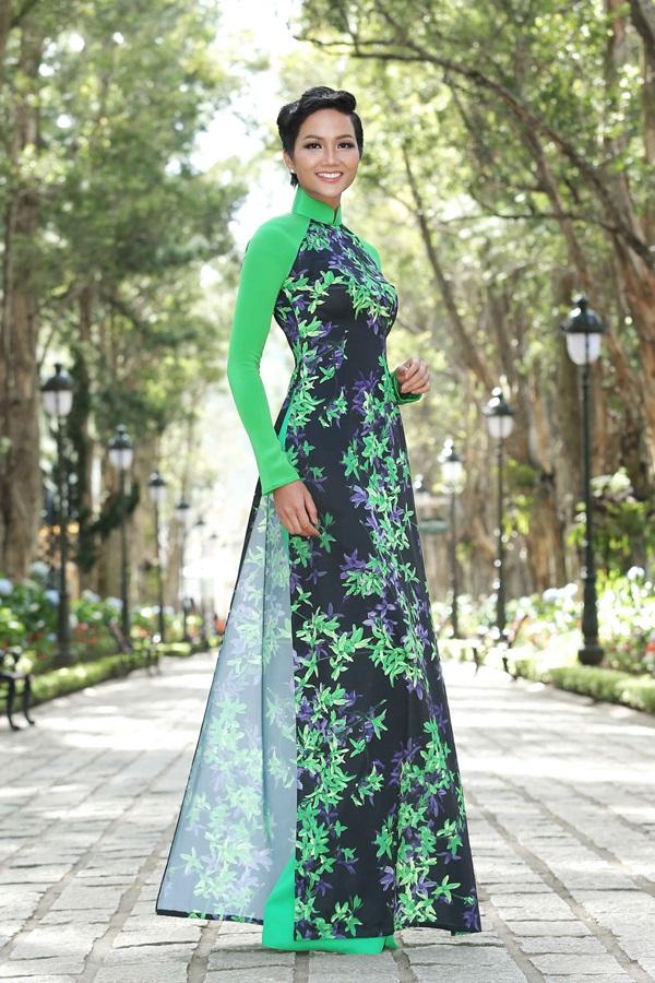 Dàn thí sinh Hoa hậu Hoàn vũ kẻ chín người mười khi khoe sắc với áo dài nền nã-6