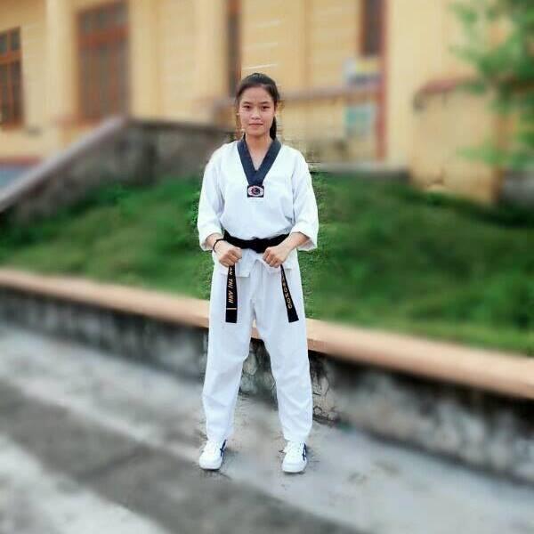 Tên cướp số nhọ gặp phải cô gái đai đen taekwondo tại bến xe bus-4