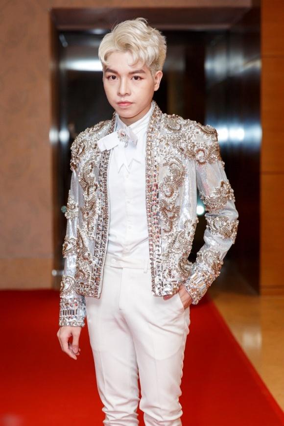 Không ngờ chỉ một bộ trang phục, Đức Phúc lại diện đến 4 lần trong tháng-3