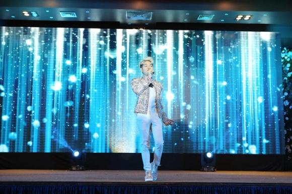 Không ngờ chỉ một bộ trang phục, Đức Phúc lại diện đến 4 lần trong tháng-5