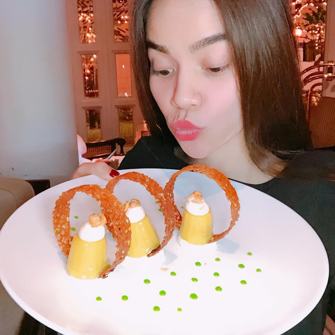 Tin sao Việt: Trấn Thành ghép hàng nghìn bức ảnh cảm ơn Hari Won nhân kỷ niệm 1 năm ngày cưới-5