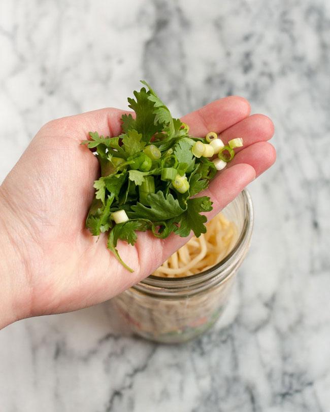 Tự làm mì take away tiện lợi cho bữa trưa-5