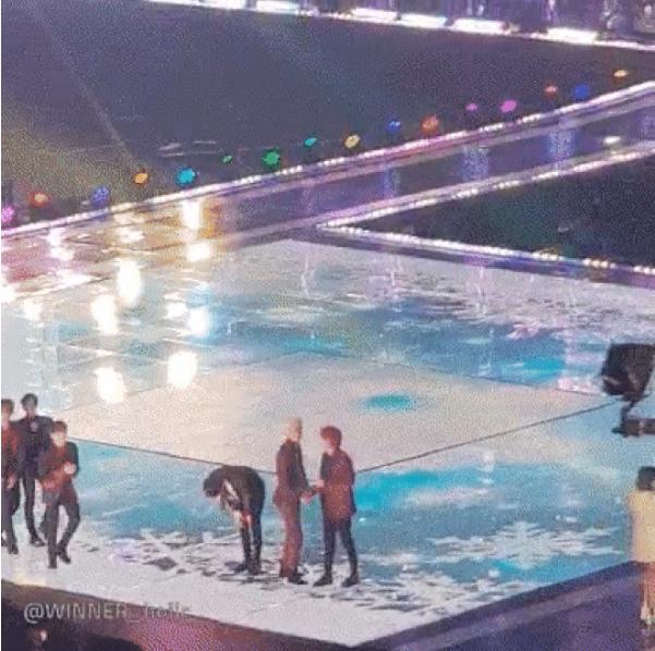 Hậu SBS Gayo Daejun 2017, Wanna One bỗng dưng xuất hiện thêm thành viên thứ 12?-5