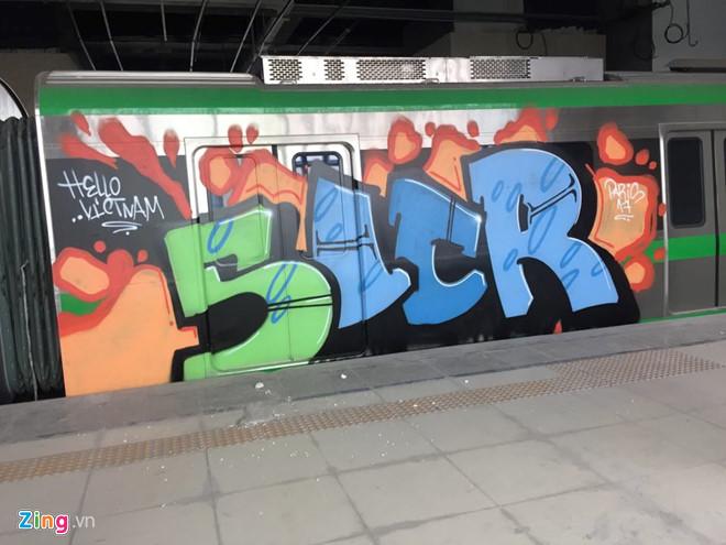 Tàu sắt Cát Linh - Hà Đông bị tô sơn vẽ bậy chằng chịt lên các toa-1