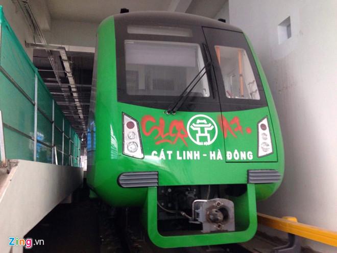 Tàu sắt Cát Linh - Hà Đông bị tô sơn vẽ bậy chằng chịt lên các toa-2