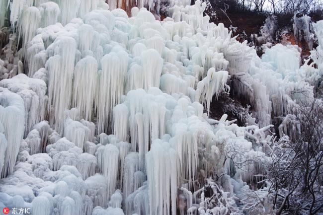 Ngắm thác băng nhân tạo đẹp mê hồn ở Trung Quốc-1
