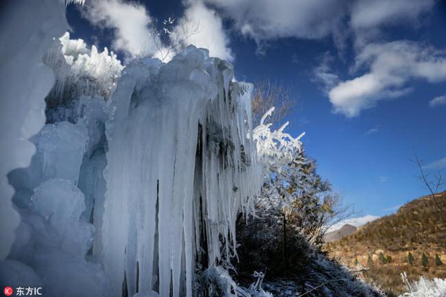 Ngắm thác băng nhân tạo đẹp mê hồn ở Trung Quốc-3